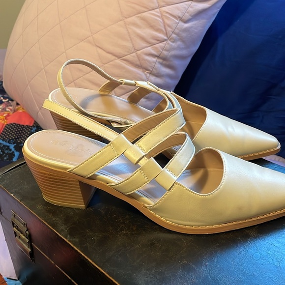 Lovely Stacked Heel shoes - Picture 8 of 9